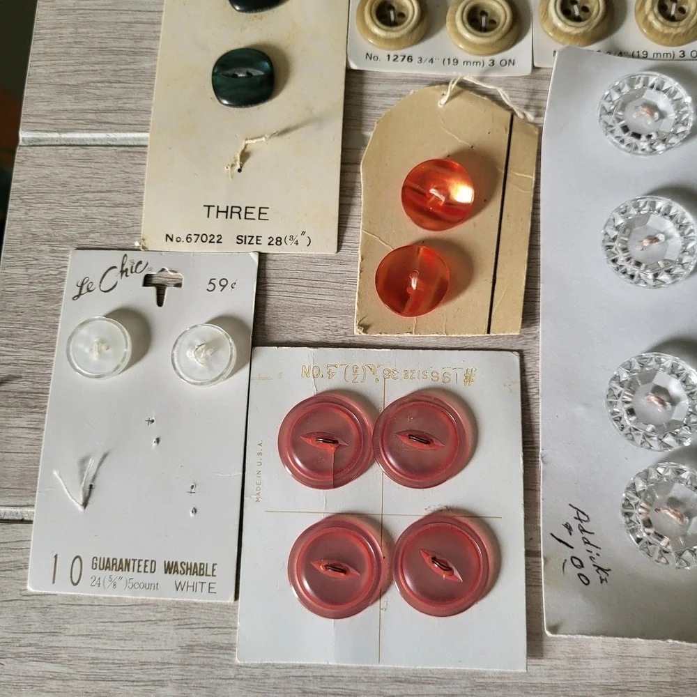 Bundle Of Vintage Sewing Buttons On Cards Arts Crafts Collectible Multicolore